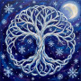 Winterlicher Lebensbaum unter blasser Mondsichel