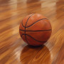 Basketball auf glänzendem Parkettboden