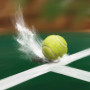 Tennisball trifft die Kreidelinie