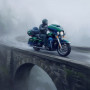 Grande routière sur pont brumeux