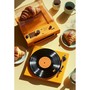 Petit-déjeuner au tourne-disque jaune et croissants