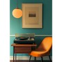 Tourne-disque vintage et fauteuil orange rétro