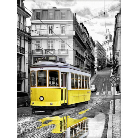 Tramway Jaune sur Pavés : Reflets Urbains Diamond Painting