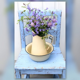Tela diamond painting Lyuba su sedia blu con fiori viola e strass brillanti