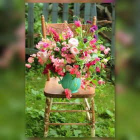 Diamond painting bouquet fleurs roses chaise vintage strass brillants