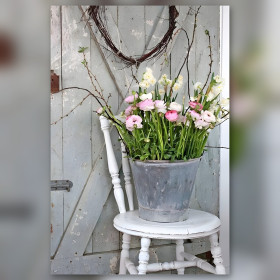 Diamond painting Tatiana sur chaise blanche avec fleurs roses et seau galvanisé