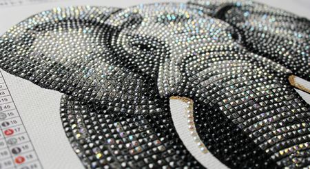 Détail des strass brillants d'une peinture diamant éléphant.