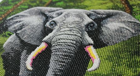 Gros plan sur une toile de broderie diamant éléphant.