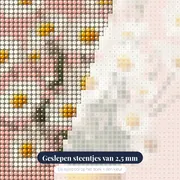 Witte madeliefjes in een gele vaas diamantschilderij – close-up van de steentjes