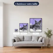 British Shorthair aux Yeux Ambre sur Fond Mauve – tailles disponibles