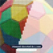 Sfera Geometrica Multicolore a Facette – primo piano dei diamanti