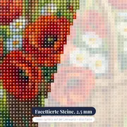 Weidenkorb mit roten Mohnblumen und weißen Gänseblümchen – Nahaufnahme der Steine