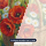 Rieten mand met rode klaprozen en witte madeliefjes – close-up van de steentjes