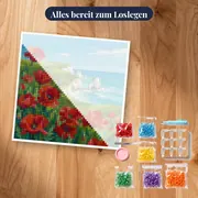 Rote Mohnblumen auf grüner Klippe über türkisem Meer – Set bereit zum Loslegen