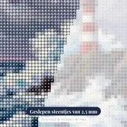Vuurtoren op rotsen in stormachtige zee – close-up van de steentjes