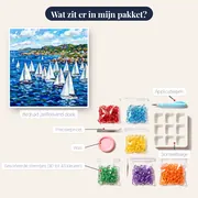 Wedstrijdzeilboten Op Woelige Zee Met Gekleurde Kust – inhoud van het pakket