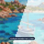 Turquoise baai met zeilboot en granieten rotsen – close-up van de steentjes