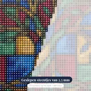 Glas-in-lood levensboom met juweelkleuren – close-up van de steentjes