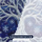 Winterse levensboom onder maanlicht – close-up van de steentjes