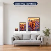 Vache des Highlands dans un champ de lavande doré – tailles disponibles