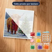 Mucca delle Highlands con sciarpa rossa e albero di Natale – kit pronto per iniziare