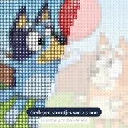 Bluey en Bingo spelen met een rode ballon – close-up van de steentjes