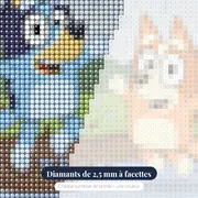 Bluey et Bingo sautant dans les flaques de boue – gros plan des diamants