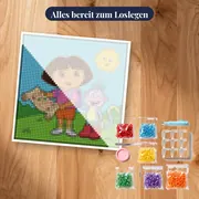 Dora und Boots mit Karte auf dem Sonnenhügel – Set bereit zum Loslegen