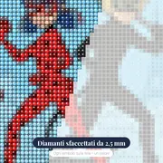 Ladybug e Chat Noir schiena a schiena sui tetti – primo piano dei diamanti