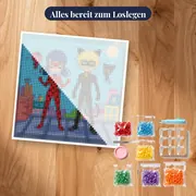 Ladybug und Cat Noir mit Tikki und Plagg auf dem Dach – Set bereit zum Loslegen