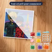 Ladybug et Chat Noir devant la tour Eiffel illuminée – kit prêt à commencer