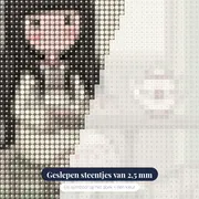 Theekransje met slapende kat – close-up van de steentjes