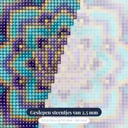 Symmetrische Lotusbloem in Goud – close-up van de steentjes