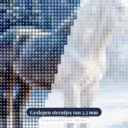 Grijs paard in besneeuwde winterweide – close-up van de steentjes