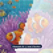 Poissons-clowns dans l'anémone violette – gros plan des diamants