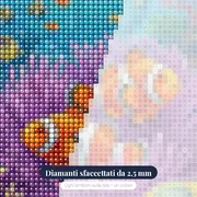 Pesci pagliaccio nell'anemone viola – primo piano dei diamanti