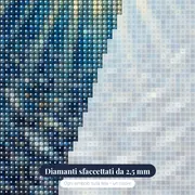 Vortice di sardine argentate nel blu – primo piano dei diamanti