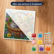 Jonge konijntjes in rieten mand met lentebloemen – pakket klaar om te beginnen