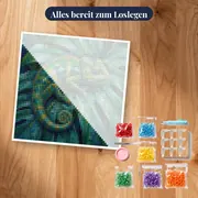 Eingerolltes Chamäleon auf tropischem Blatt mit Wassertropfen – Set bereit zum Loslegen