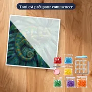 Caméléon lové sur feuille tropicale perlée – kit prêt à commencer