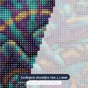 Mozaïekkameleon in turkoois, violet en goud – close-up van de steentjes