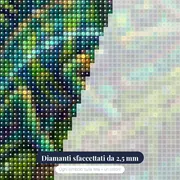 Camaleonte e rugiada sul ramo muschioso – primo piano dei diamanti