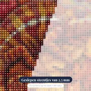 Kameleon tussen rode en gouden herfstbladeren – close-up van de steentjes
