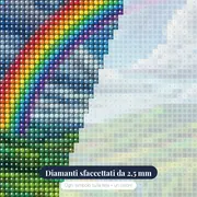 Doppio arcobaleno sulle colline verdi – primo piano dei diamanti
