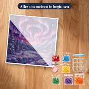 Spiraalvormig noorderlicht boven besneeuwde vallei – pakket klaar om te beginnen