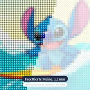 Stitch surft auf türkiser Welle – Nahaufnahme der Steine