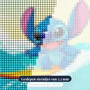 Stitch surft op turquoise golf – close-up van de steentjes
