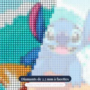 Stitch surfant sur une vague turquoise – gros plan des diamants