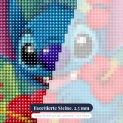 Stitch mit roten Hibiskusblüten im Tropenlaub – Nahaufnahme der Steine