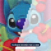 Stitch met rode hibiscusbloemen – close-up van de steentjes